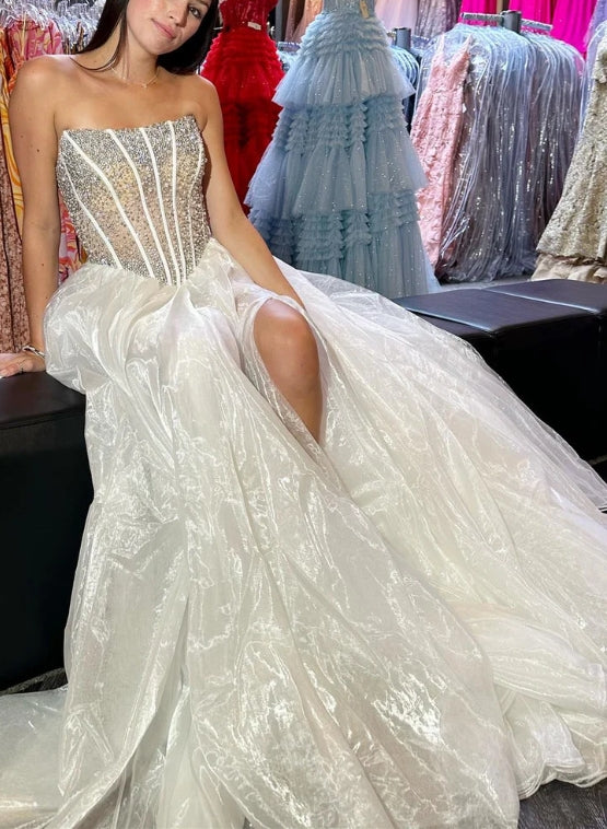 Vestido de fiesta de corte A sin tirantes, con cuentas y abertura